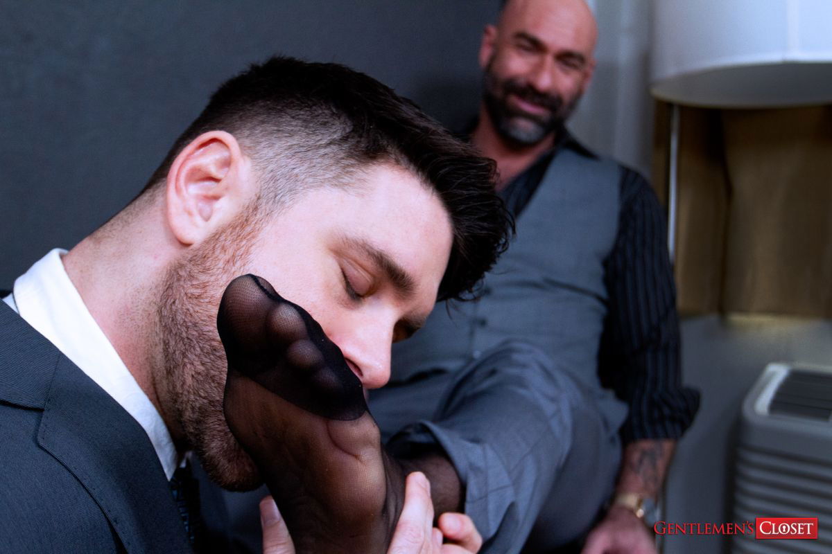 Drew Sebastian & Beau Butler Play Kinky At Gentlemens Closet 🌈 Gay Porn  By RedixxMen