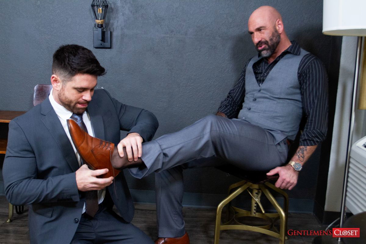 Drew Sebastian & Beau Butler Play Kinky At Gentlemen's Closet 2