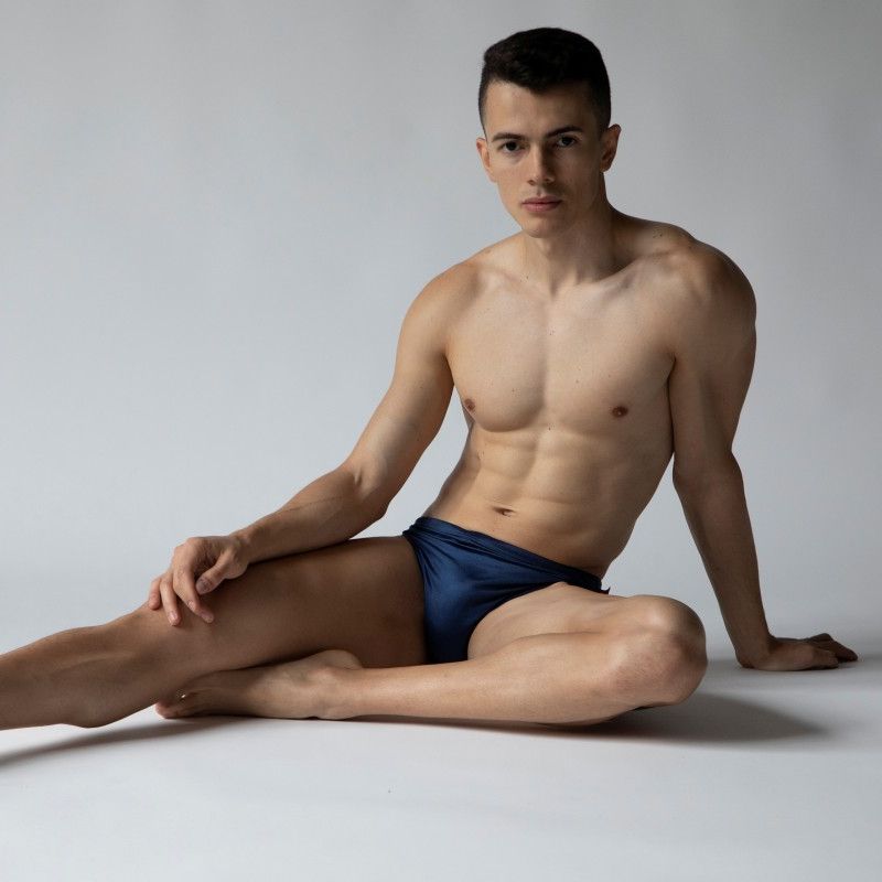 Eric Rey Is A Good Swimmer - Frock The World 5