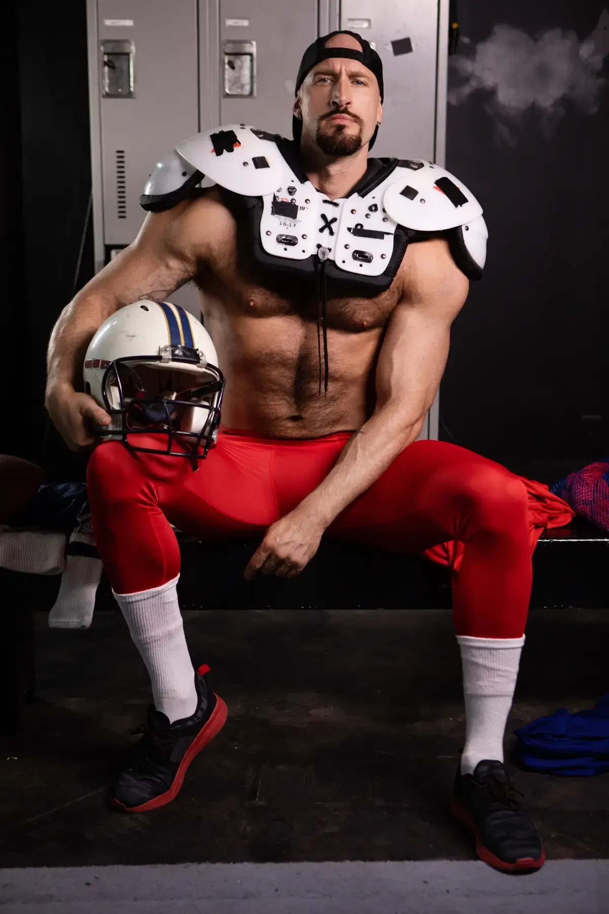 Locker Room Fuck: Ryan Bailey & Travis Connor