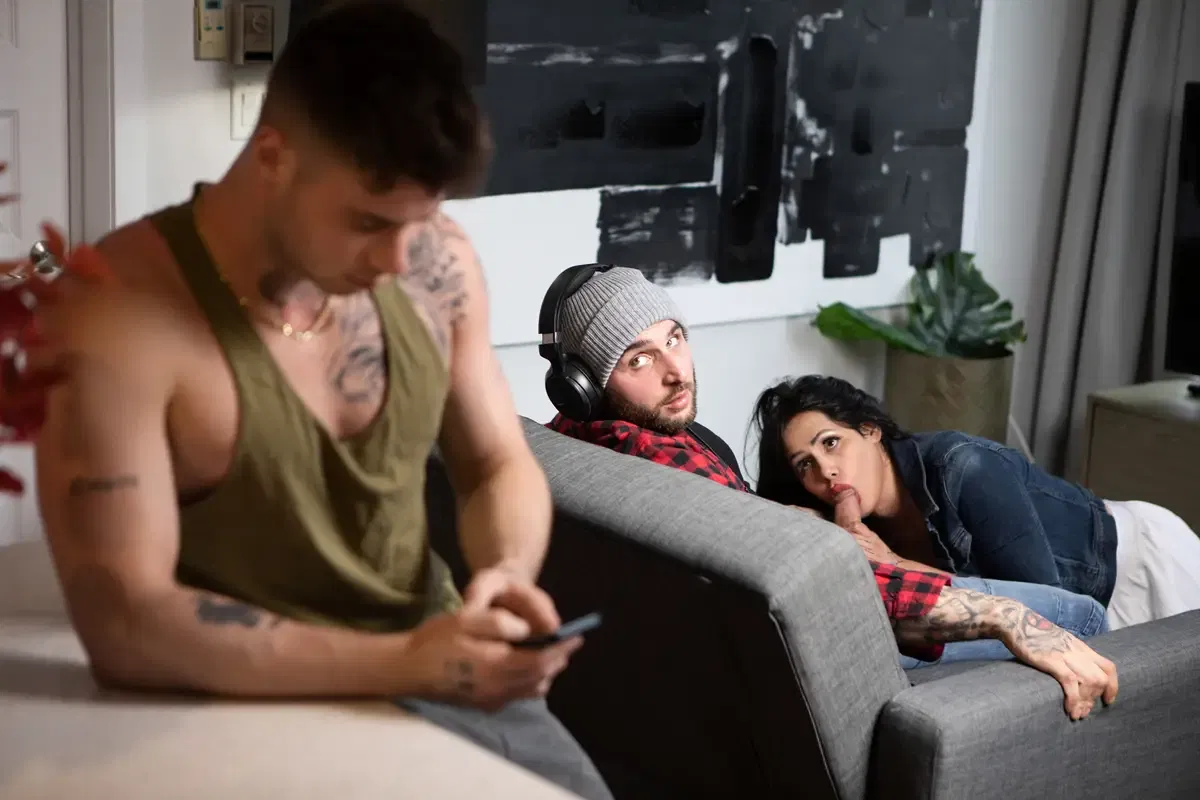 Double Timing Bimbo: Isabella Gomez, Tony D'Angelo & Bruce Huxley