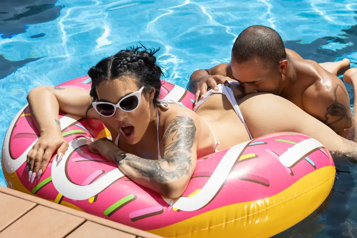 Eva's Creamy Pool Fuck: Eva Maxim & Justice 5