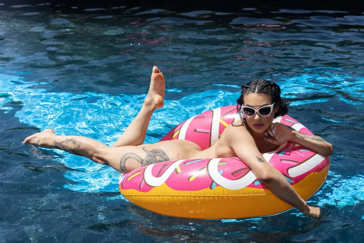 Eva's Creamy Pool Fuck: Eva Maxim & Justice