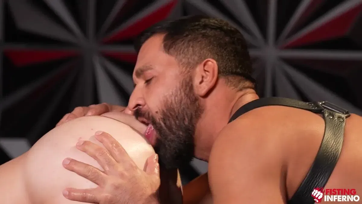 Fist Fuck Hotel: Andrew Connor Fists Brock Kniles 3