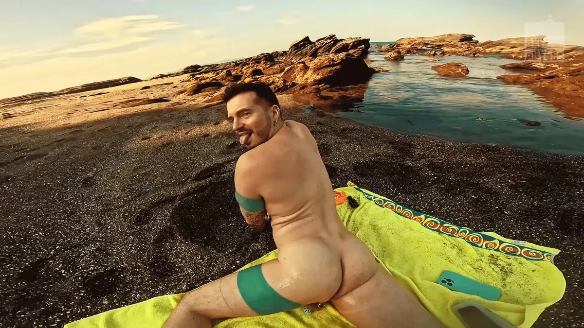 Axel Abysse: Fisting On The Beach 9