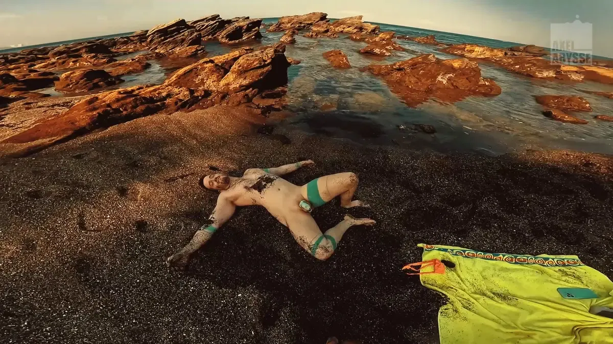Axel Abysse: Fisting On The Beach 11