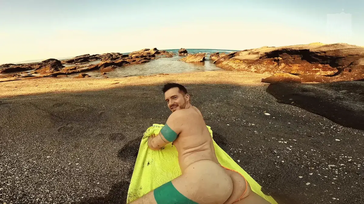 Axel Abysse: Fisting On The Beach 2