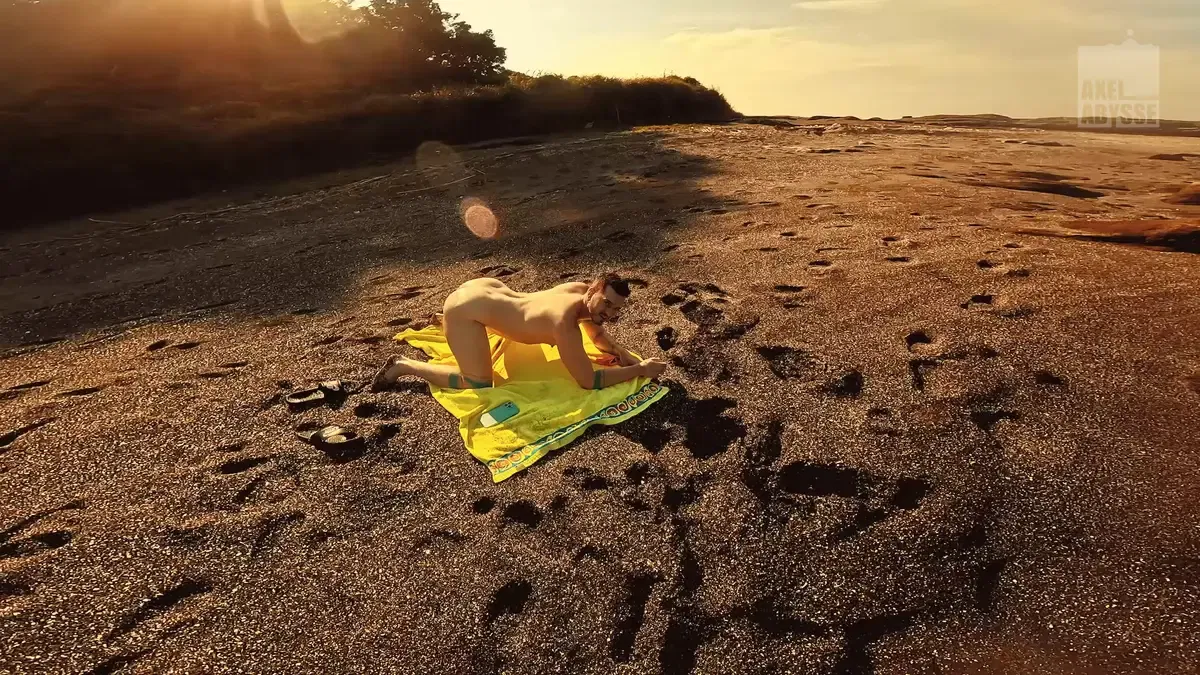 Axel Abysse: Fisting On The Beach 3