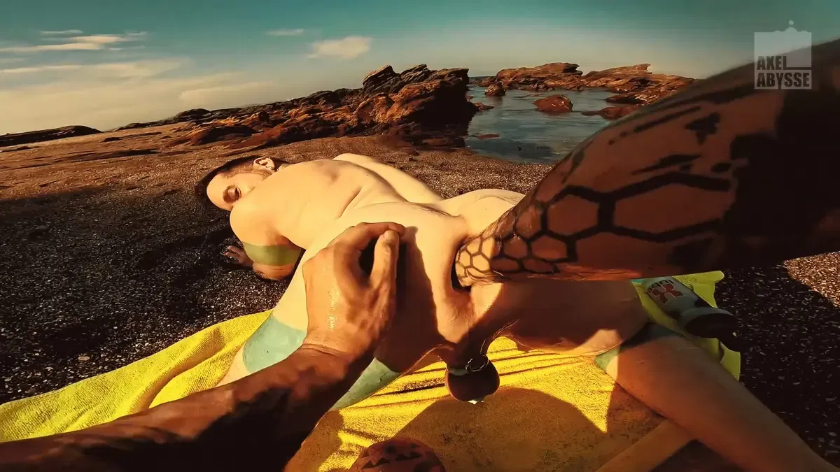 Axel Abysse: Fisting On The Beach 5