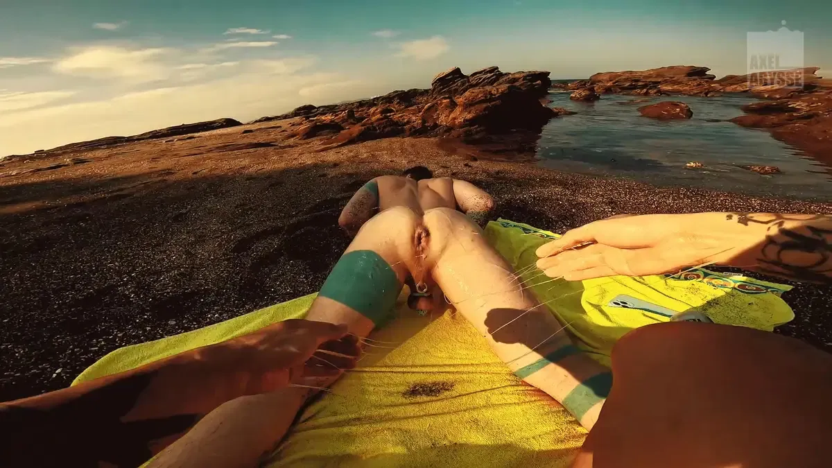Axel Abysse: Fisting On The Beach 6
