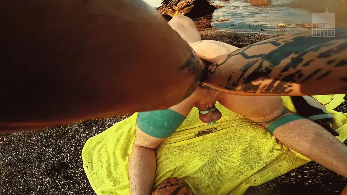 Axel Abysse: Fisting On The Beach 7