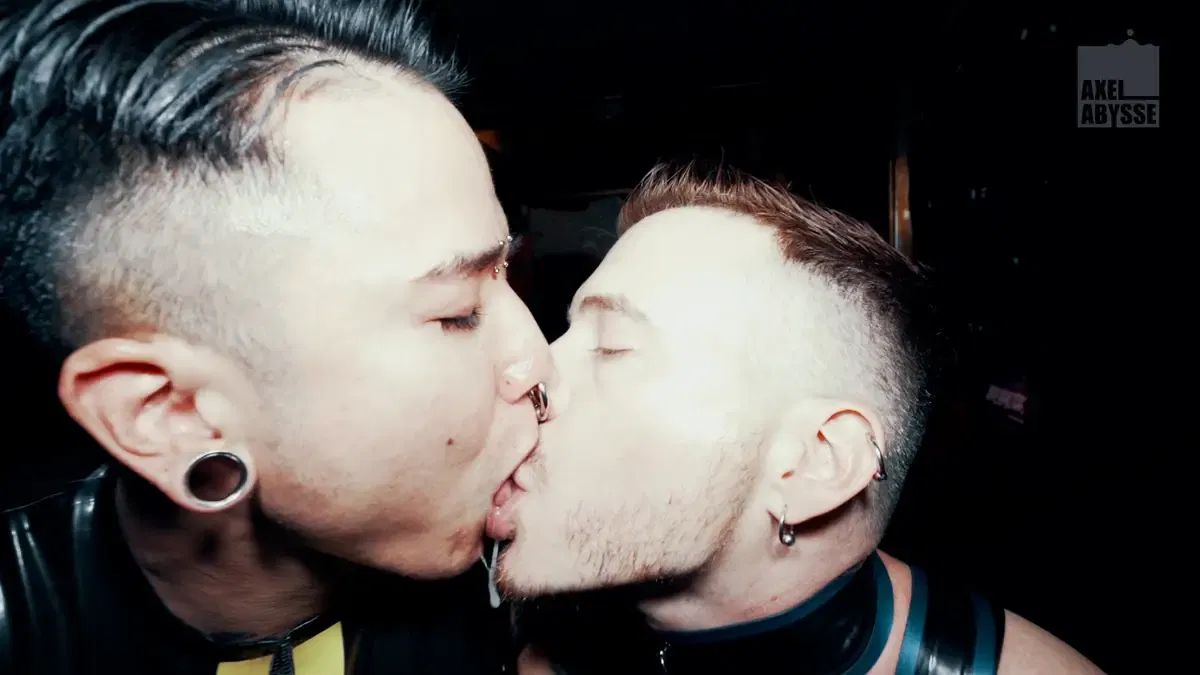 Rubber Fisting Foursome With Axel & Yoshi 4