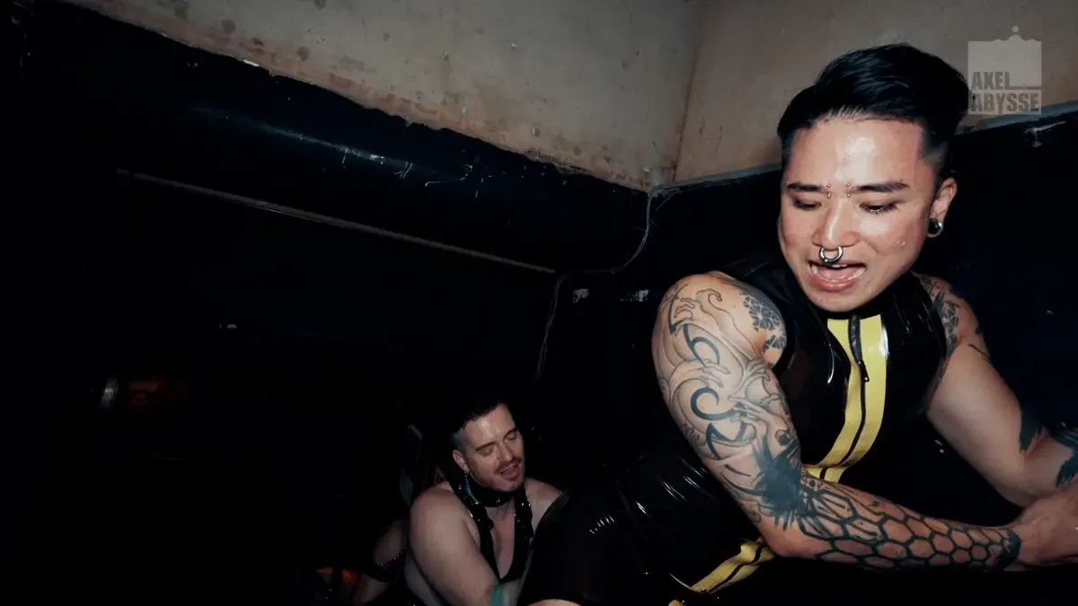 Rubber Fisting Foursome With Axel & Yoshi 7