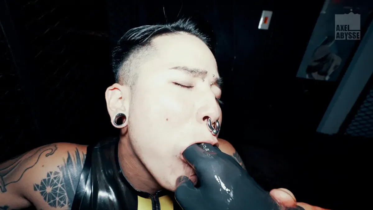 Axel Abysse & Yoshi Kawasaki Reach Fisting & Pissing Climax 13