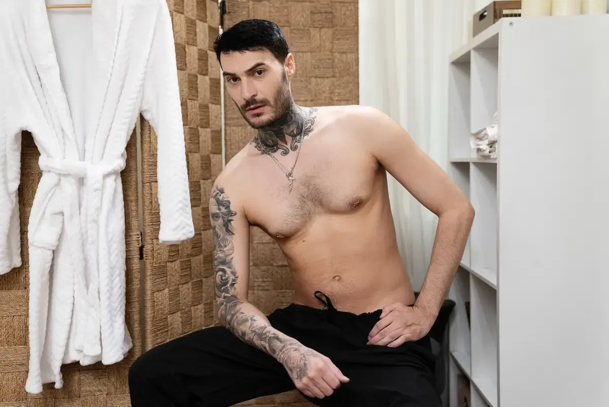 Cum Facial: Dom King, Joey Mills & Big Dick Fig