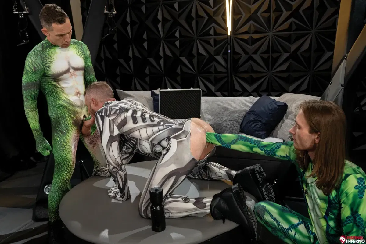 Fisting Legends: Brian Bonds Fisted by Ethan Sinns & Dylan Hawks 2