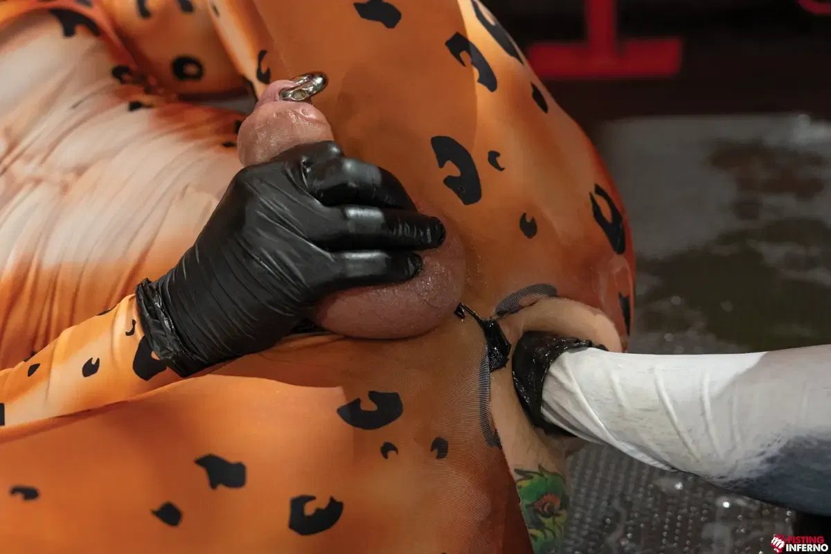 Zac Snow Penetrates Archer Croft's Super Hole With a Fist 9