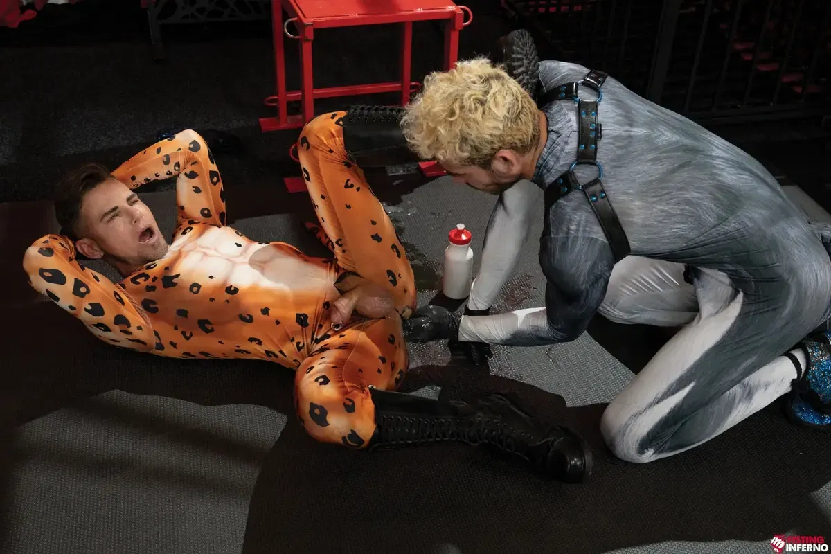 Zac Snow Penetrates Archer Croft's Super Hole With a Fist 7