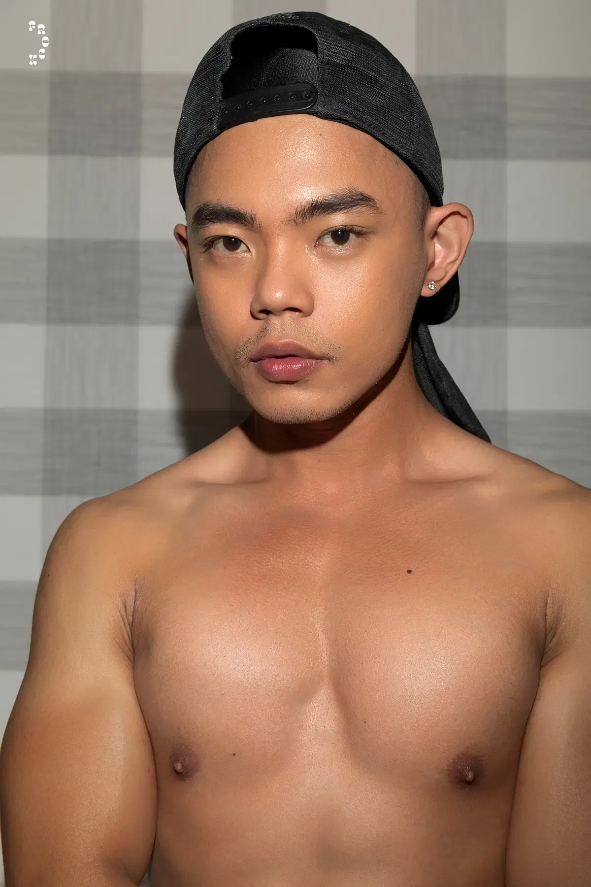 Masked Top vs Submissive Bottom at Frock The World