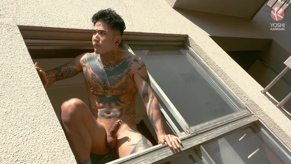 Yoshi Kawasaki Puts On a Show For Passers-by Under His Window 11