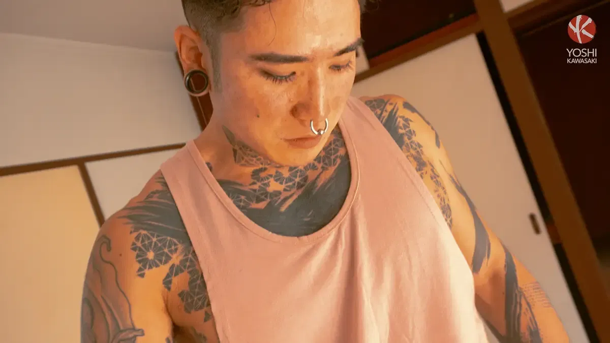 Yoshi Kawasaki Puts On a Show For Passers-by Under His Window 1