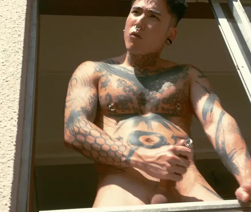 Yoshi Kawasaki Puts On a Show For Passers-by Under His Window 8