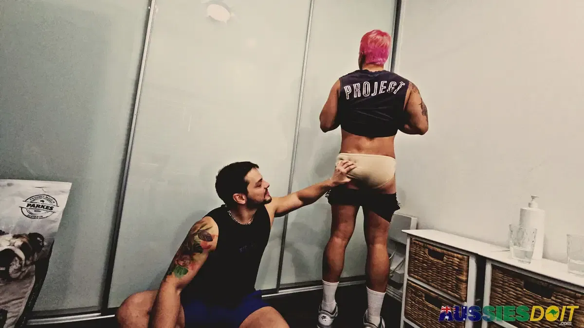 Aussies Aksen & Kandy Get To Know Each Other