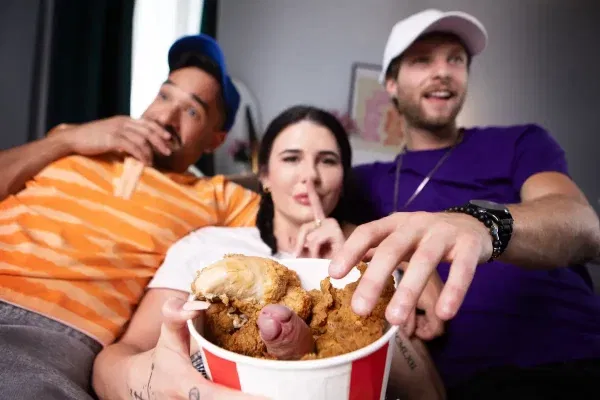 Bailey Archer, Raj & Benjamin Blue In Chick In The Bucket