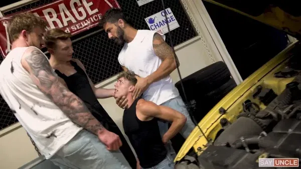 Three Rough Auto Mechanics Pound Jack Valor 1 Three Rough Auto Mechanics Pound Jack Valor 1