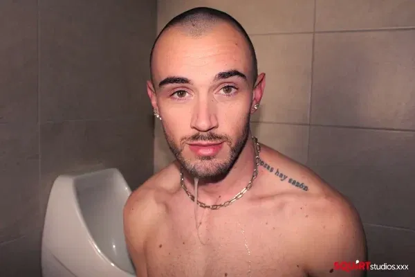 Jay Tee Deep-Throats Phoenix Leo In The Sauna Restroom