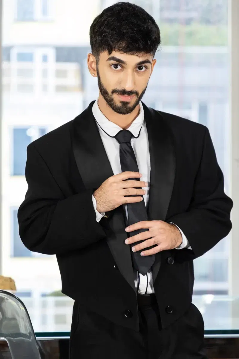 Here On Business: Jona Ortiz & Ari Yummey Gay Porn 5