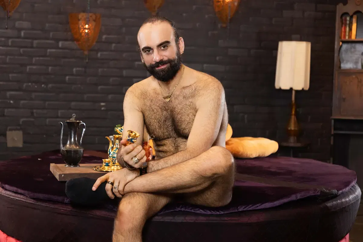 Straight To The Tea: Elio Knight & Ari Yummey Gay Porn 1