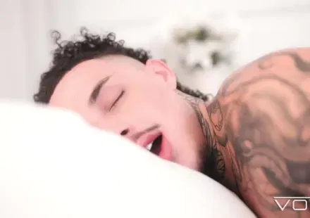 Gonzales Bottoms For Guillaume Wayne At VOYR Gay Porn